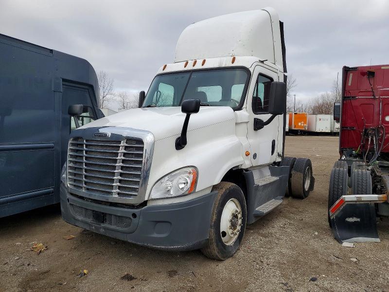 2016 FREIGHTLINER CASCADIA 125 — Фото 2 из 10