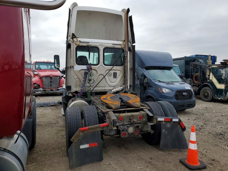 2016 FREIGHTLINER CASCADIA 125 — Фото 3 из 10