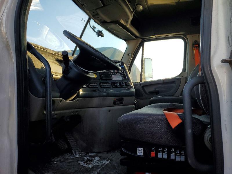 2016 FREIGHTLINER CASCADIA 125 — Фото 5 из 10