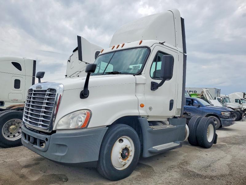 2016 FREIGHTLINER CASCADIA 125 SEMI TRUCK — Фото 2 из 10