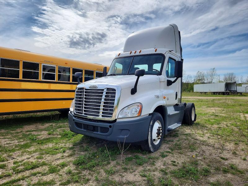 2016 FREIGHTLINER CASCADIA 125 SEMI TRUCK — Фото 2 из 10