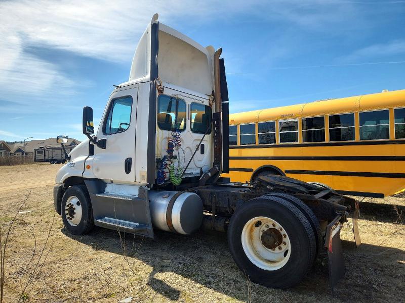 2016 FREIGHTLINER CASCADIA 125 SEMI TRUCK — Фото 3 из 10
