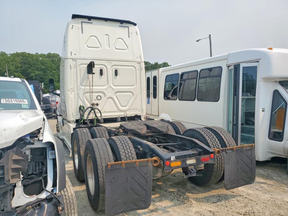 2019 FREIGHTLINER CASCADIA 126 SEMI TRUCK — Фото 2 из 14