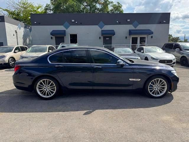 2015 BMW 750 XI — Фото 13 из 15
