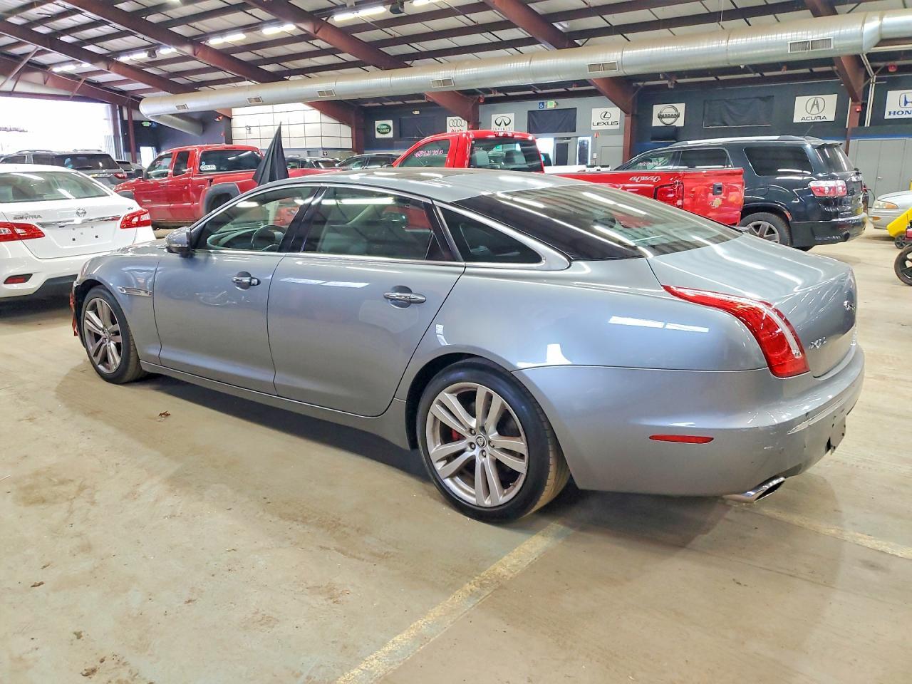2011 JAGUAR XJL — Фото 2 из 12