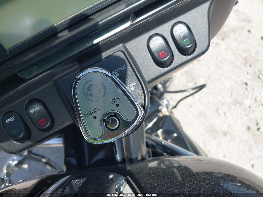 1HD1FC418AB667264 2010 HARLEY-DAVIDSON FLHTCU photo no. 11