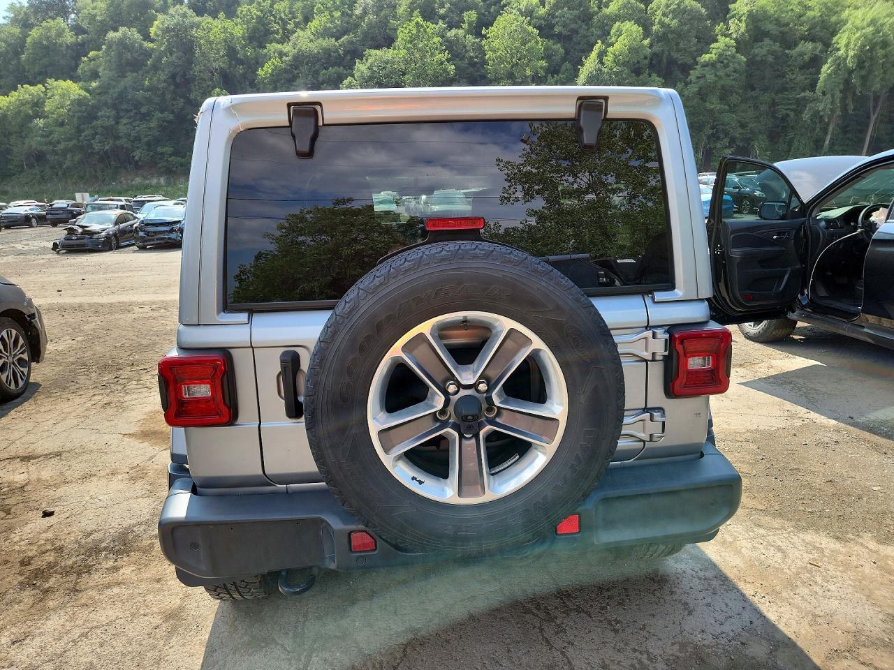 2021 JEEP WRANGLER UNLIMITED SAHARA — Фото 6 из 13