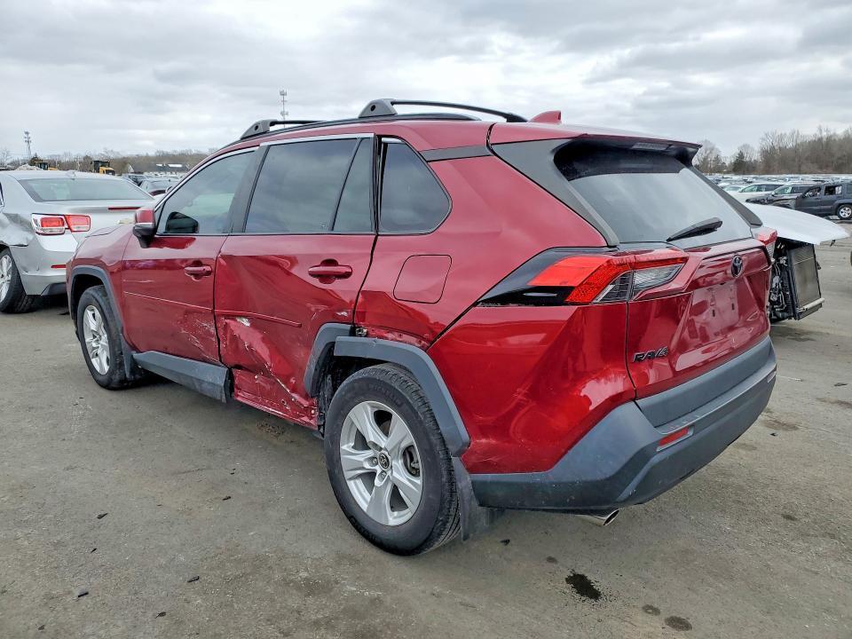 2021 TOYOTA RAV4 XLE — Фото 2 из 12