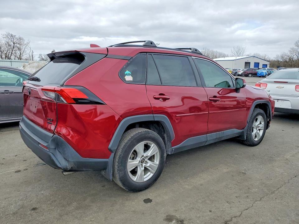 2021 TOYOTA RAV4 XLE — Фото 3 из 12
