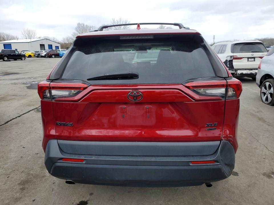 2021 TOYOTA RAV4 XLE — Фото 6 из 12