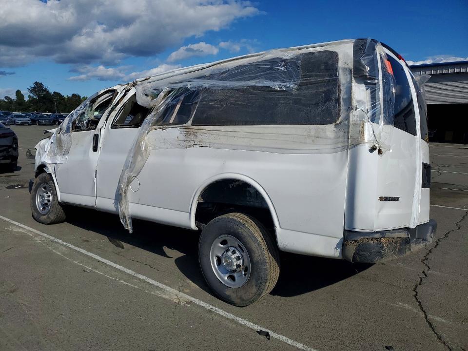 2025 CHEVROLET EXPRESS G2500 LS PASSENGER VAN — Фото 2 из 13