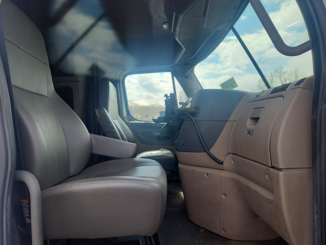 2015 FREIGHTLINER CASCADIA 125 SEMI TRUCK — Фото 5 из 10