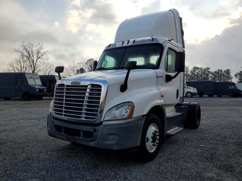 2016 FREIGHTLINER CASCADIA 125 SEMI TRUCK — Фото 2 из 10