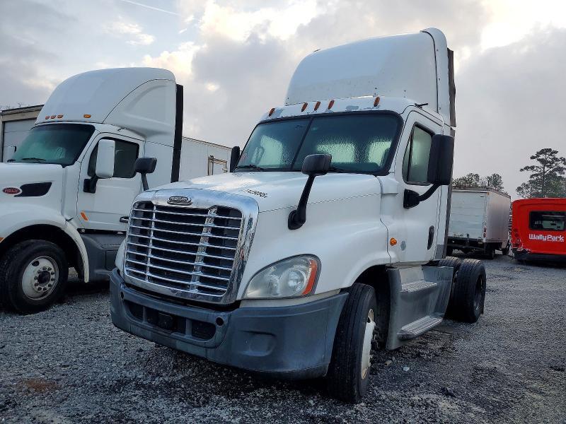 2016 FREIGHTLINER CASCADIA 125 SEMI TRUCK — Фото 2 из 10