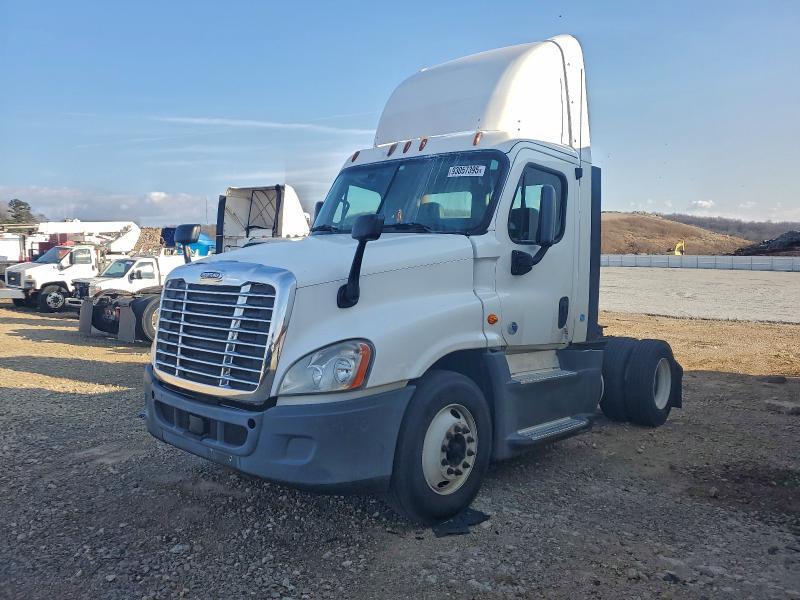 2015 FREIGHTLINER CASCADIA SEMI TRUCK — Фото 2 из 10