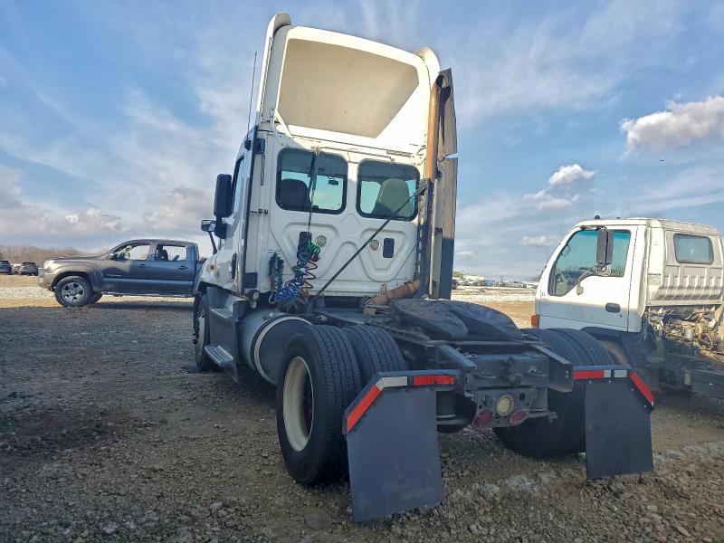 2015 FREIGHTLINER CASCADIA SEMI TRUCK — Фото 3 из 10