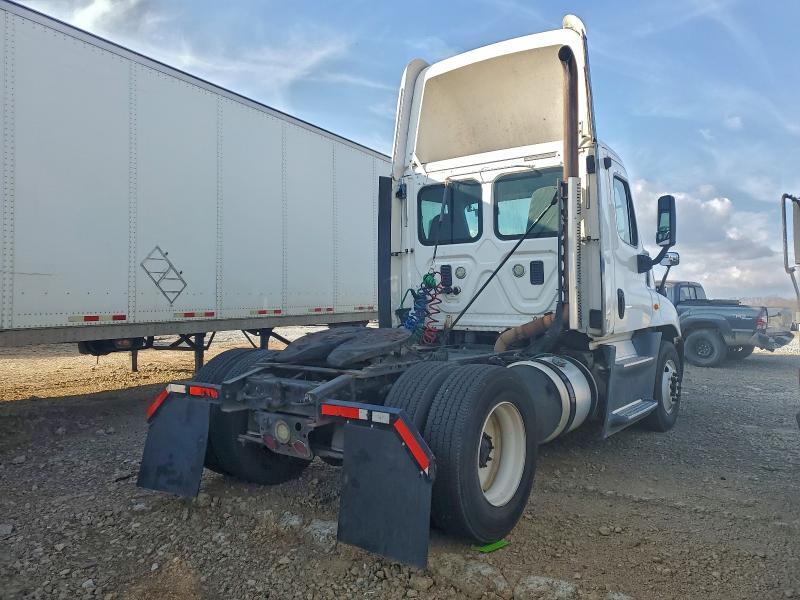 2015 FREIGHTLINER CASCADIA SEMI TRUCK — Фото 4 из 10