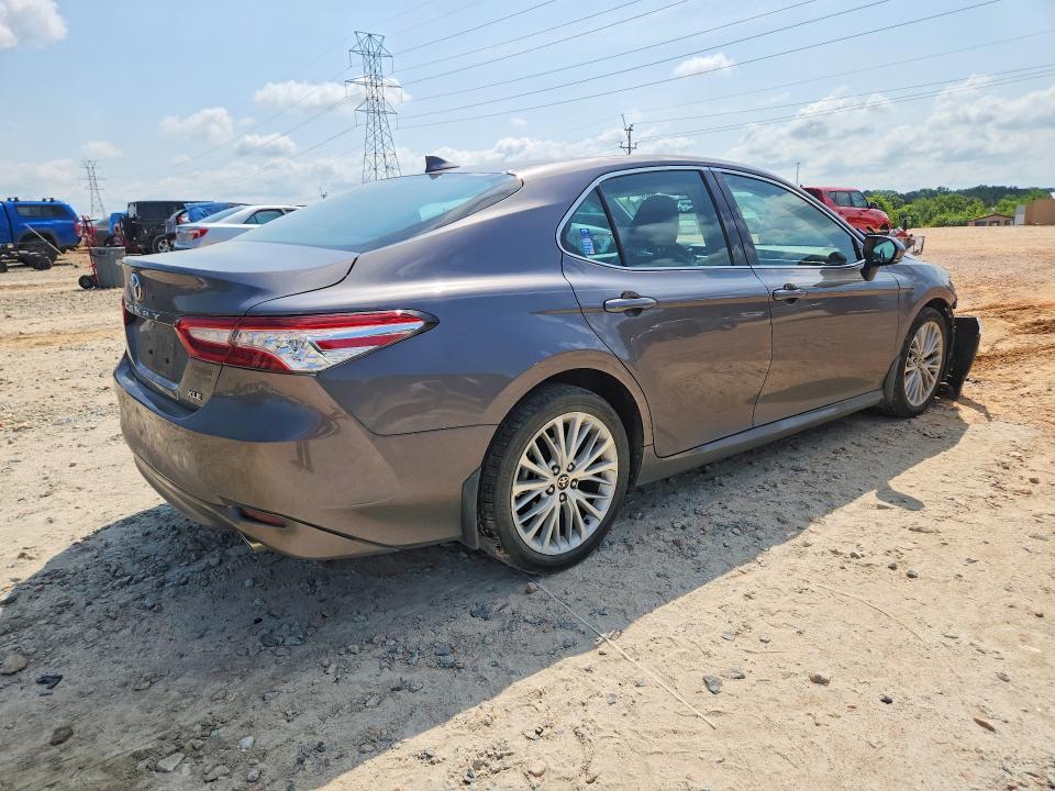 2020 TOYOTA CAMRY XLE — Фото 3 из 12