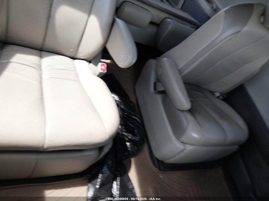 5TDDK3DC3BS024956 2011 TOYOTA SIENNA photo no. 8