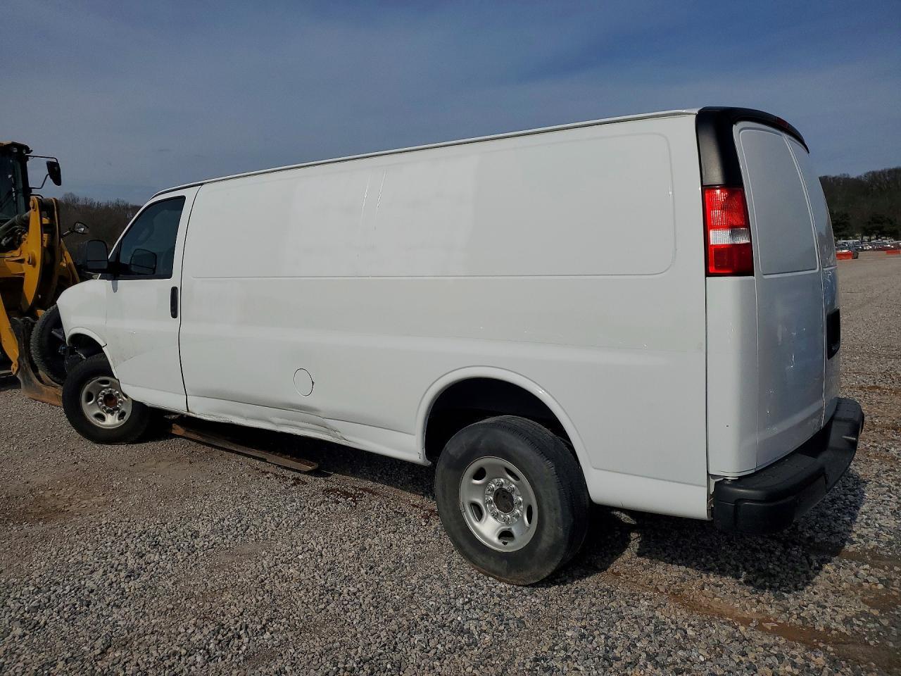 2023 GMC SAVANA G2500 — Фото 2 из 13