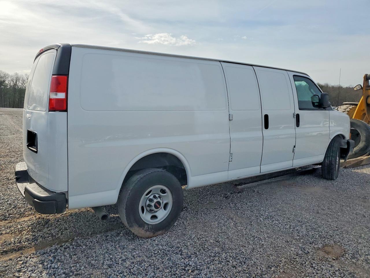 2023 GMC SAVANA G2500 — Фото 3 из 13