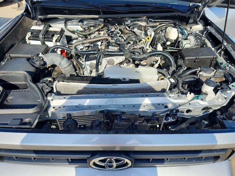 2025 TOYOTA 4RUNNER SR5 — Фото 12 из 13