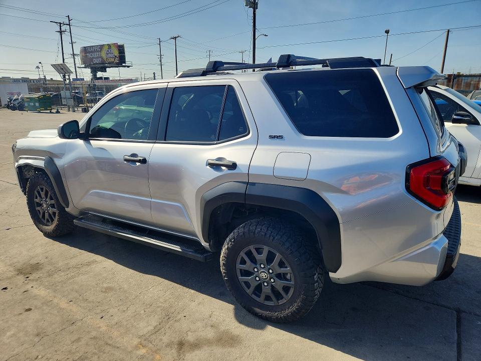 2025 TOYOTA 4RUNNER SR5 — Фото 2 из 13