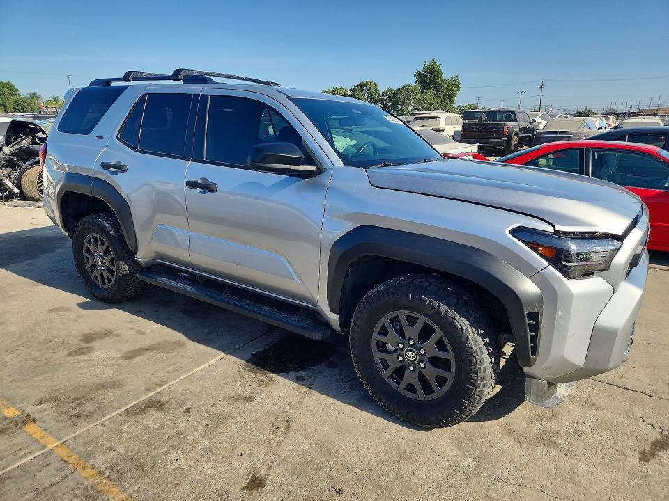 2025 TOYOTA 4RUNNER SR5 — Фото 4 из 13