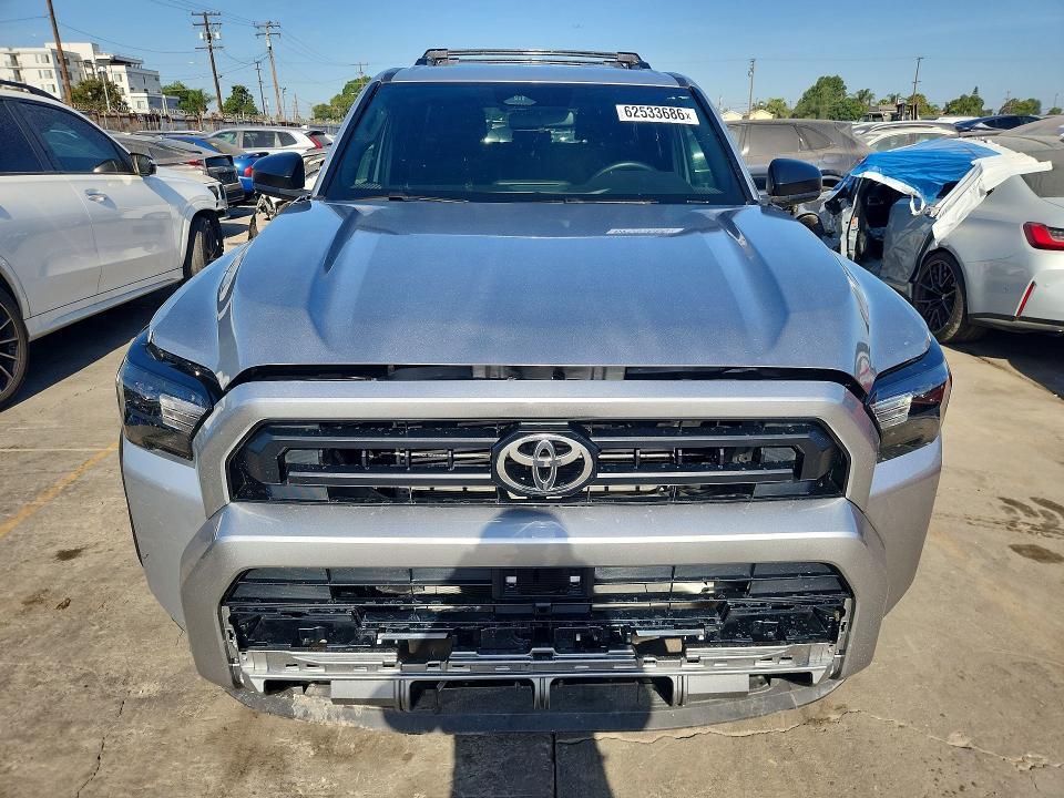 2025 TOYOTA 4RUNNER SR5 — Фото 5 из 13