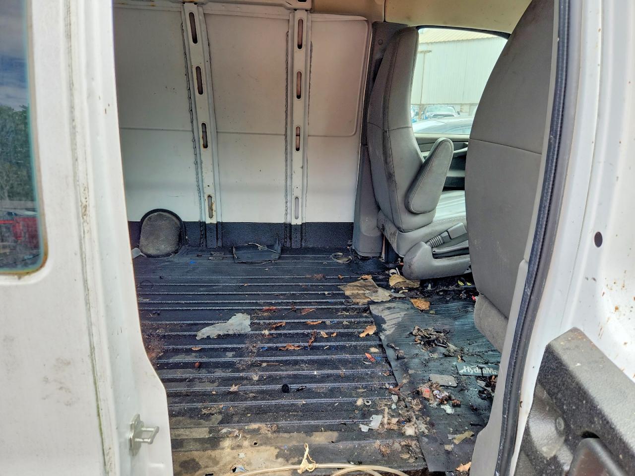 2015 CHEVROLET EXPRESS G2500 — Фото 11 из 13