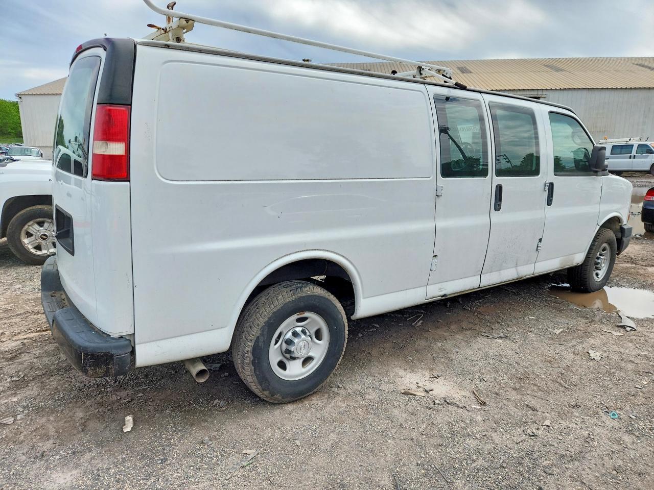 2015 CHEVROLET EXPRESS G2500 — Фото 3 из 13