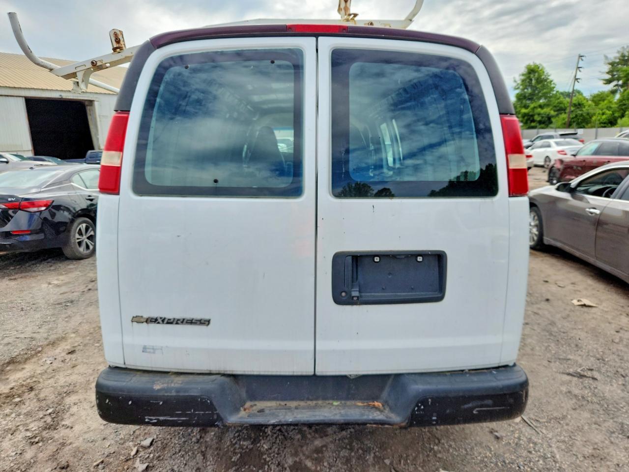 2015 CHEVROLET EXPRESS G2500 — Фото 6 из 13