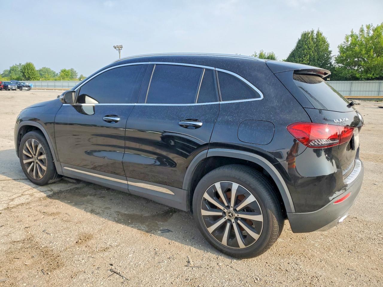 2021 MERCEDES-BENZ GLA 250 4MATIC — Фото 2 из 13