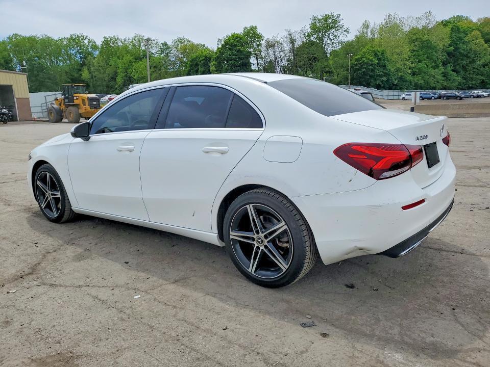 2021 MERCEDES-BENZ A 220 4MATIC — Фото 2 из 12