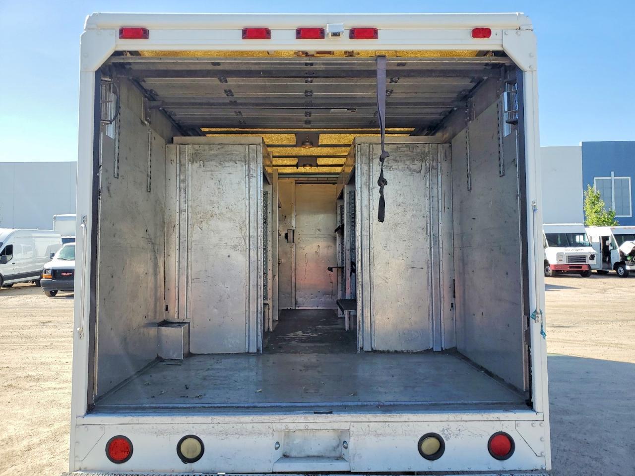 2003 FORD F-59 STEP VAN - RUN & DRIVE - CLN TITLE - PRI FLEET — Фото 10 из 13