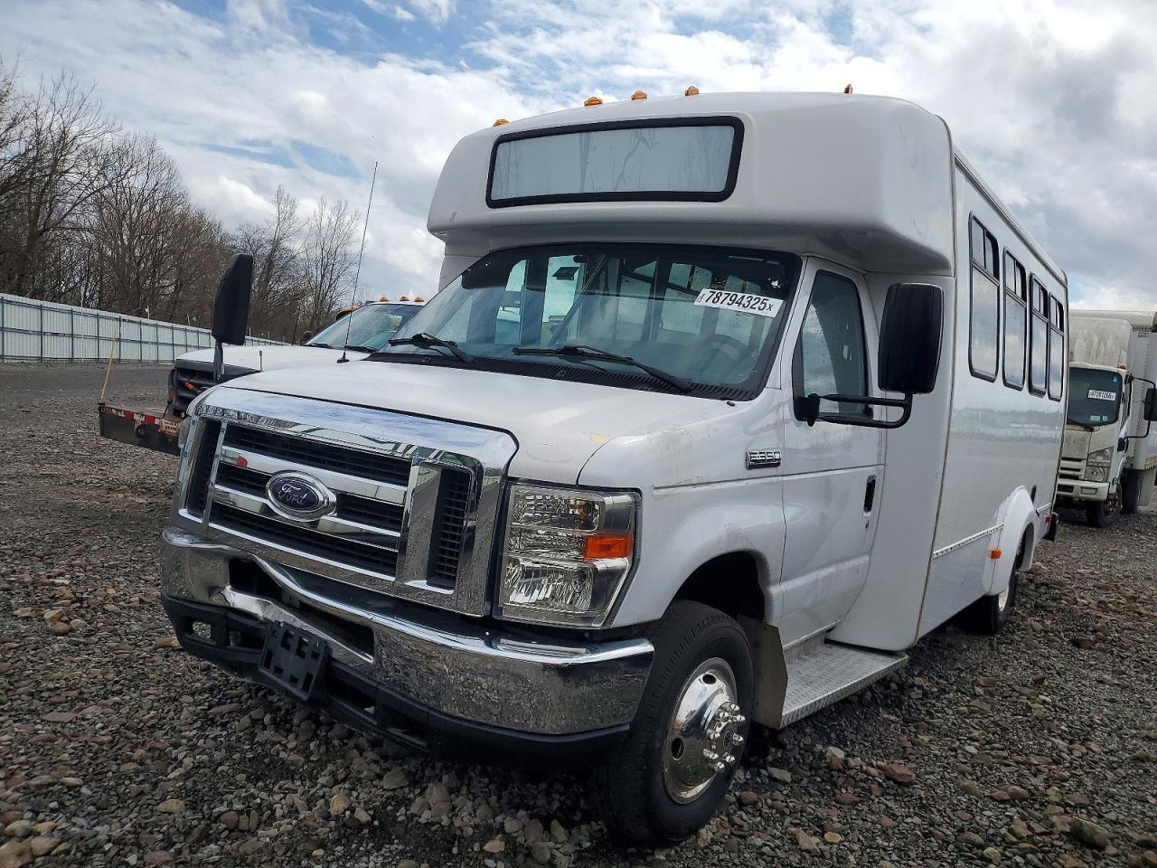 2017 FORD ECONOLINE E350 SUPER DUTY CUTAWAY VAN — Фото 2 из 10
