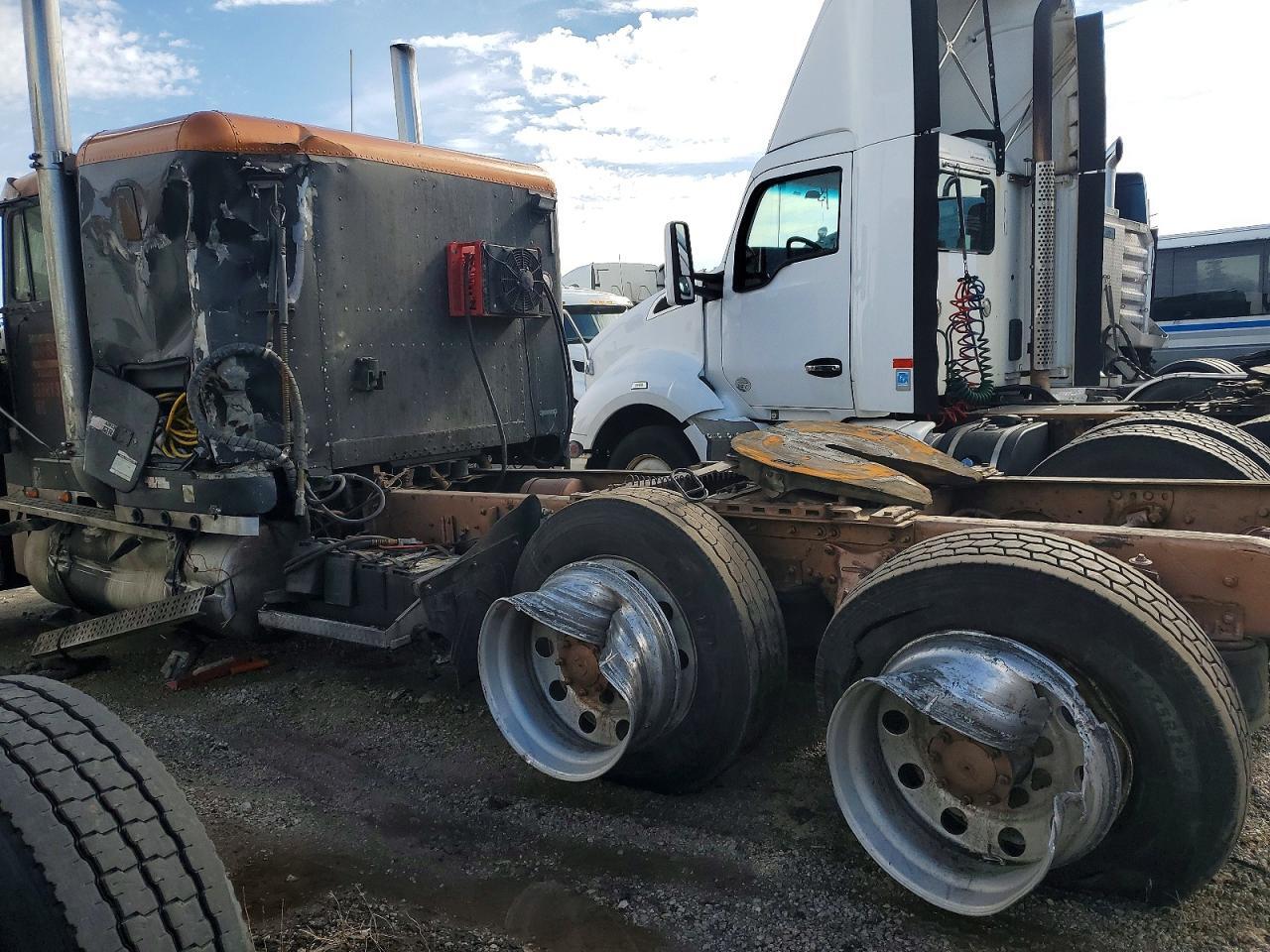 1995 FREIGHTLINER CONVENTIONAL FLD120 — Фото 9 из 10