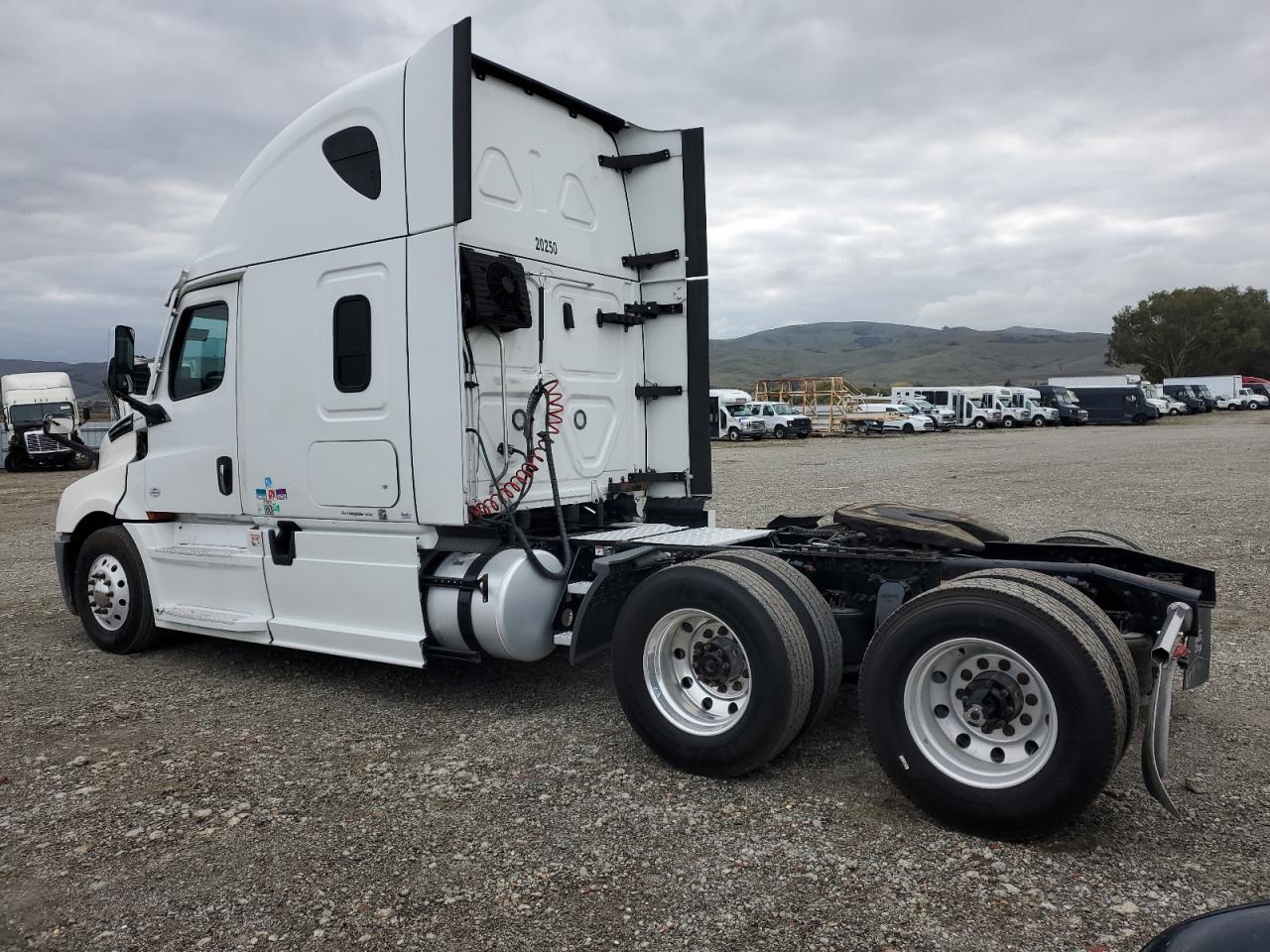 2021 FREIGHTLINER CASCADIA — Фото 3 из 10