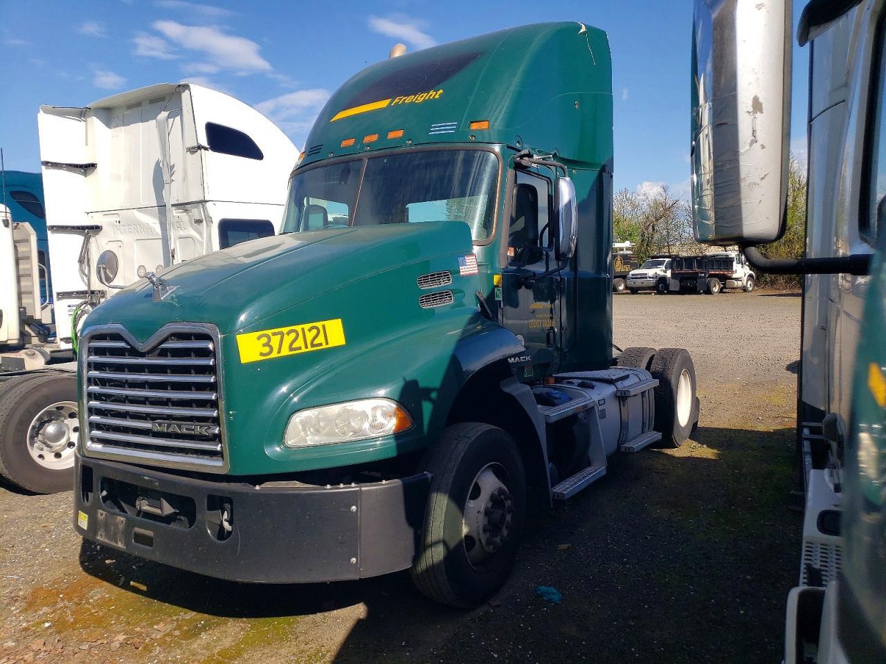 2018 MACK CXU612 SEMI TRUCK — Фото 2 из 10