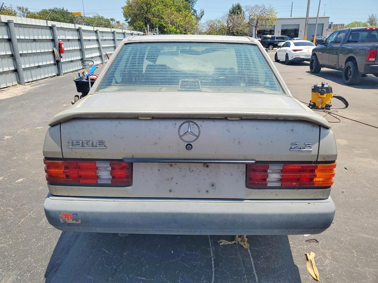 1988 MERCEDES BENZ 190 E 2.3 — Фото 6 из 12