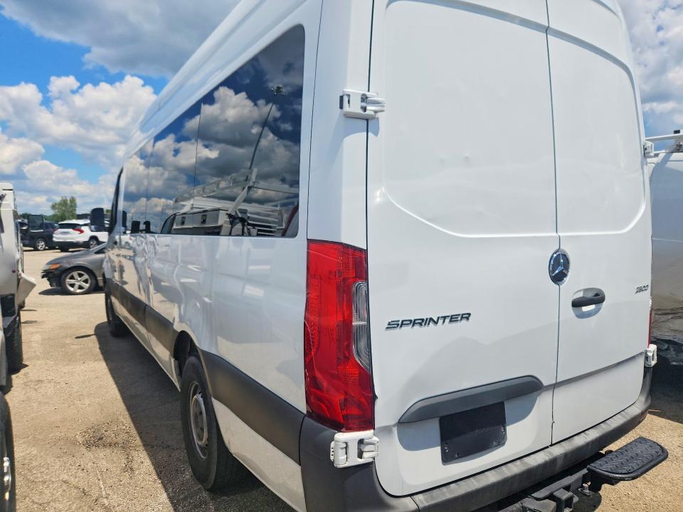 2020 MERCEDES-BENZ SPRINTER 2500 DELIVERY VAN — Фото 2 из 13