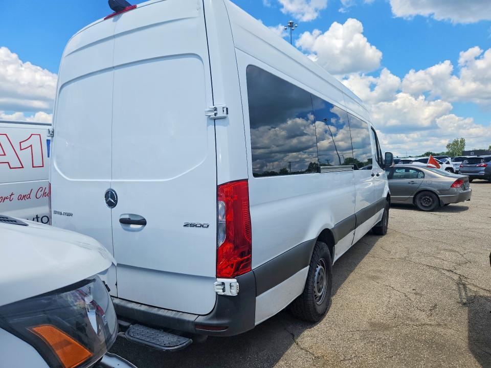2020 MERCEDES-BENZ SPRINTER 2500 DELIVERY VAN — Фото 3 из 13