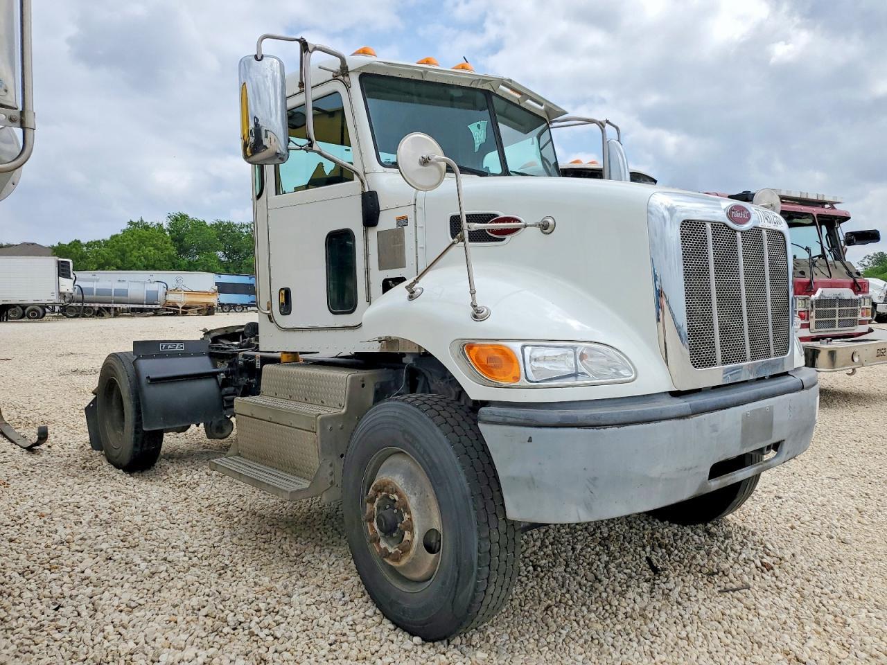 2017 PETERBILT 348 SEMI TRUCK