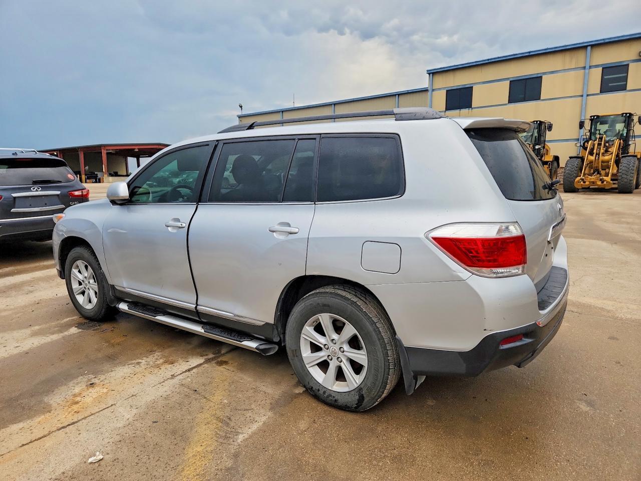 2012 TOYOTA HIGHLANDER SE — Фото 2 из 13