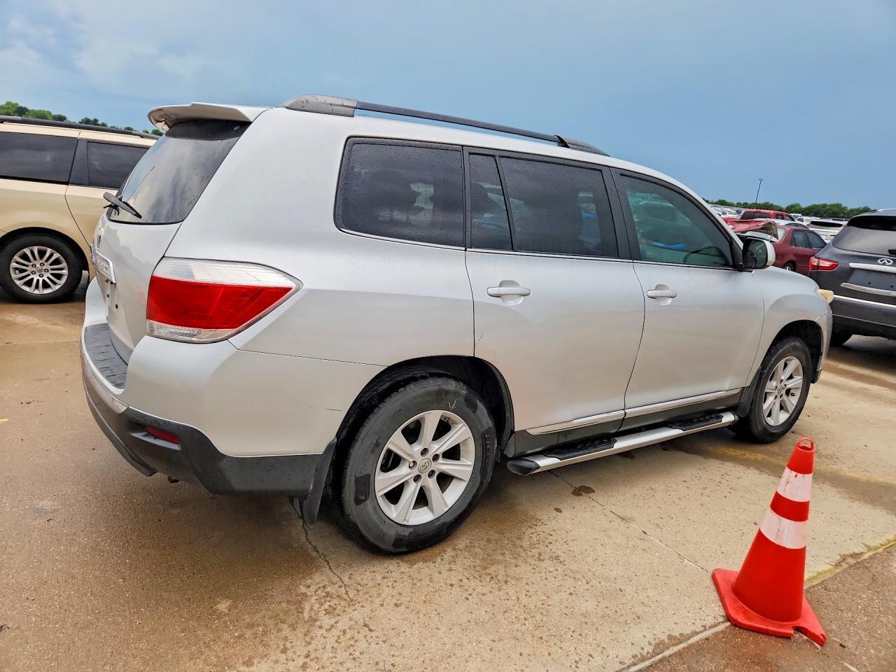 2012 TOYOTA HIGHLANDER SE — Фото 3 из 13