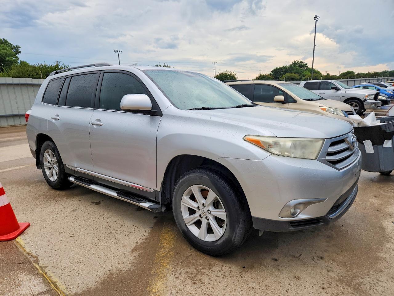 2012 TOYOTA HIGHLANDER SE — Фото 4 из 13