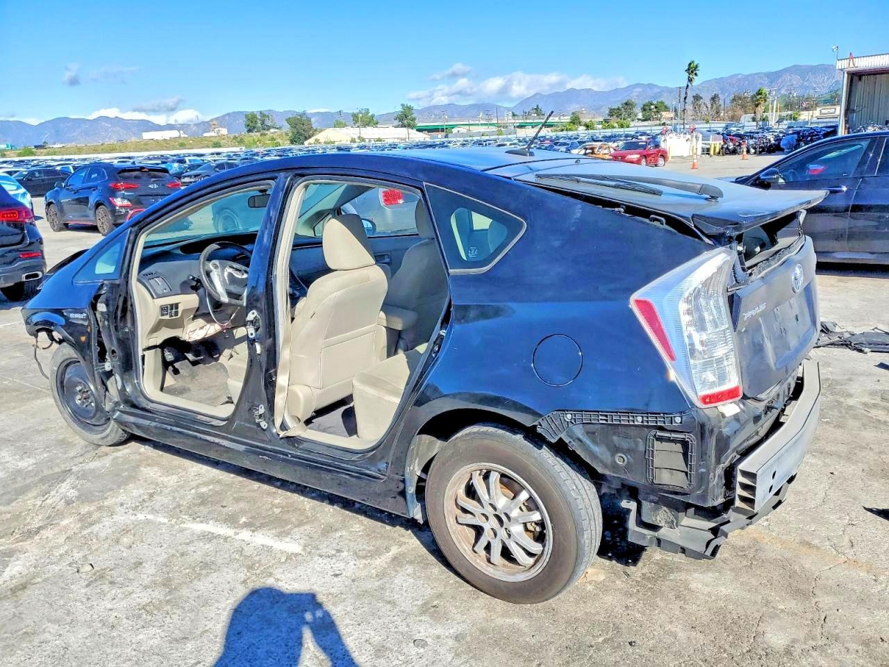 2011 TOYOTA PRIUS THREE — Фото 2 из 13