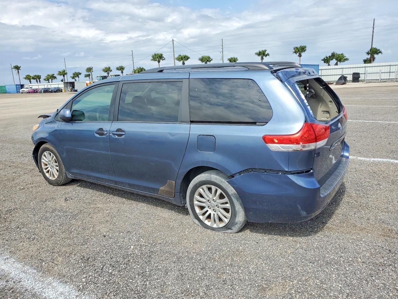 2014 TOYOTA SIENNA XLE 8-PASSENGER — Фото 2 из 14