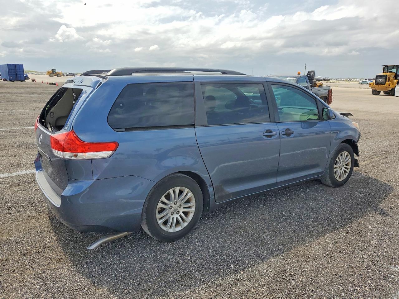 2014 TOYOTA SIENNA XLE 8-PASSENGER — Фото 3 из 14