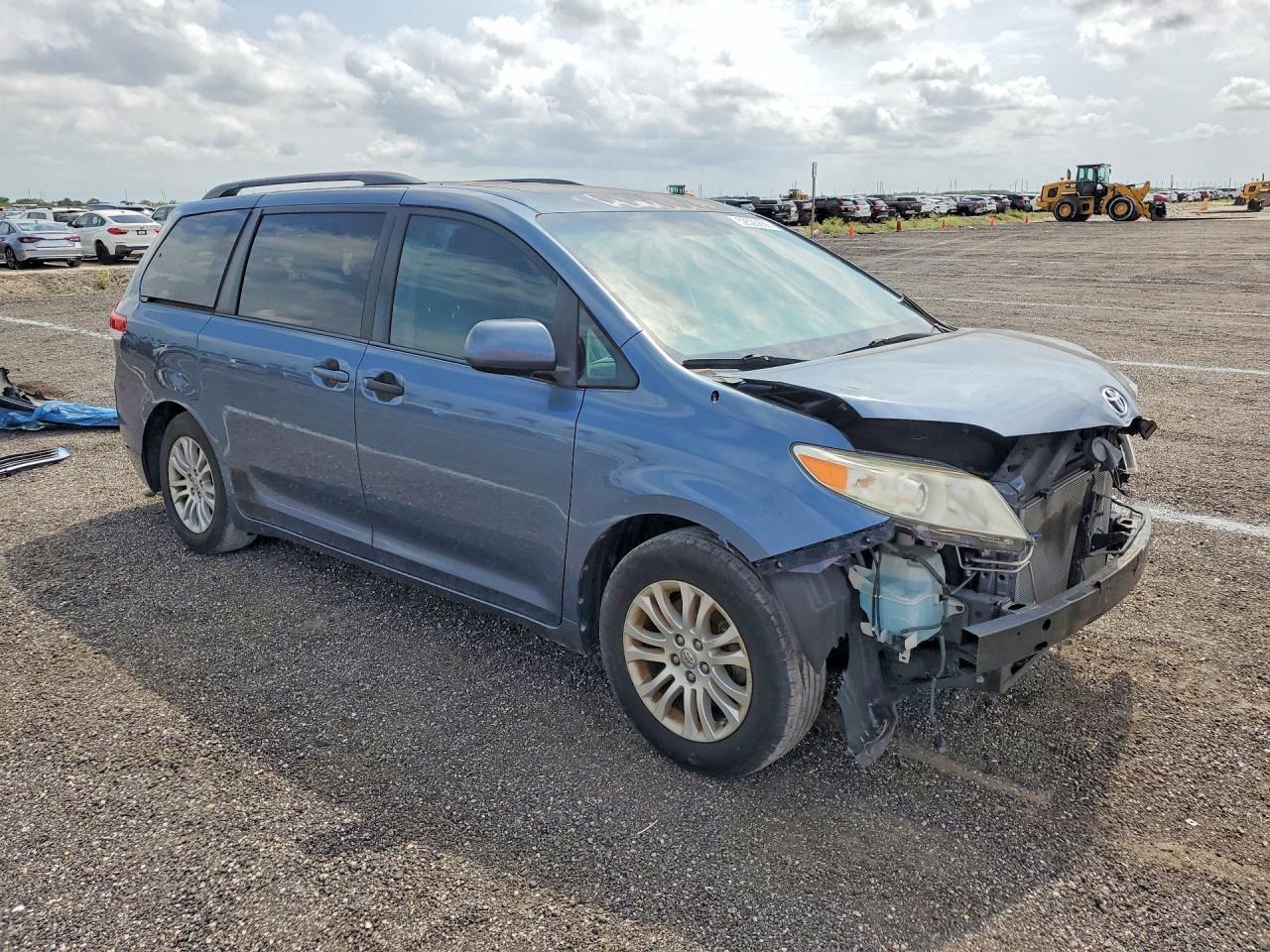 2014 TOYOTA SIENNA XLE 8-PASSENGER — Фото 4 из 14